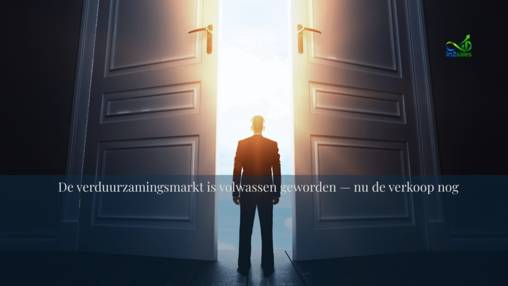 Zakelijke professional kijkt door openstaande deuren naar het licht — symbool voor de volwassenwording van de verduurzamingsmarkt en de nieuwe commerciële kansen