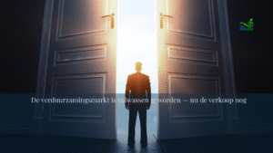 Zakelijke professional kijkt door openstaande deuren naar het licht — symbool voor de volwassenwording van de verduurzamingsmarkt en de nieuwe commerciële kansen